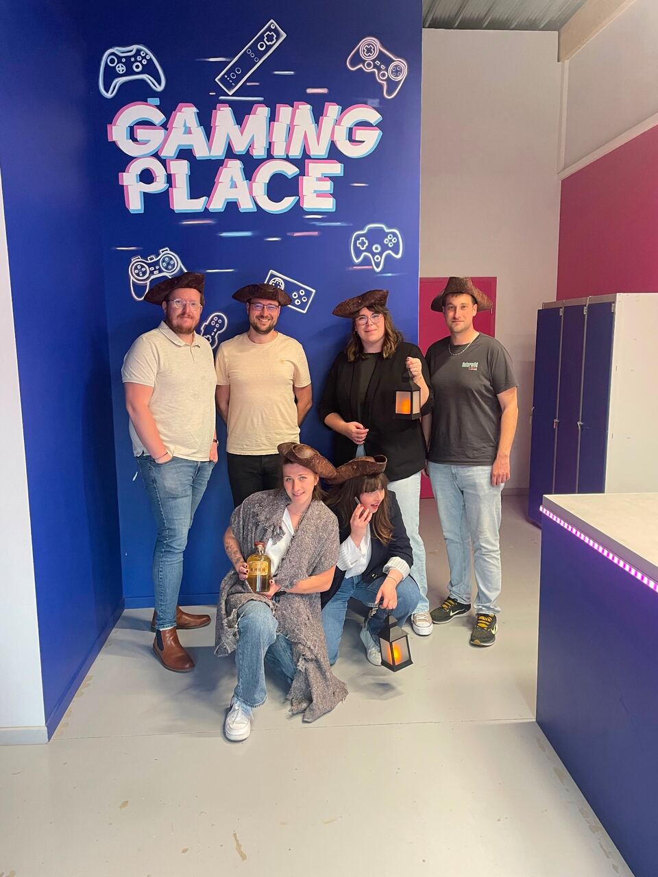 Équipe avec accessoires de pirate et lanternes Escape Game