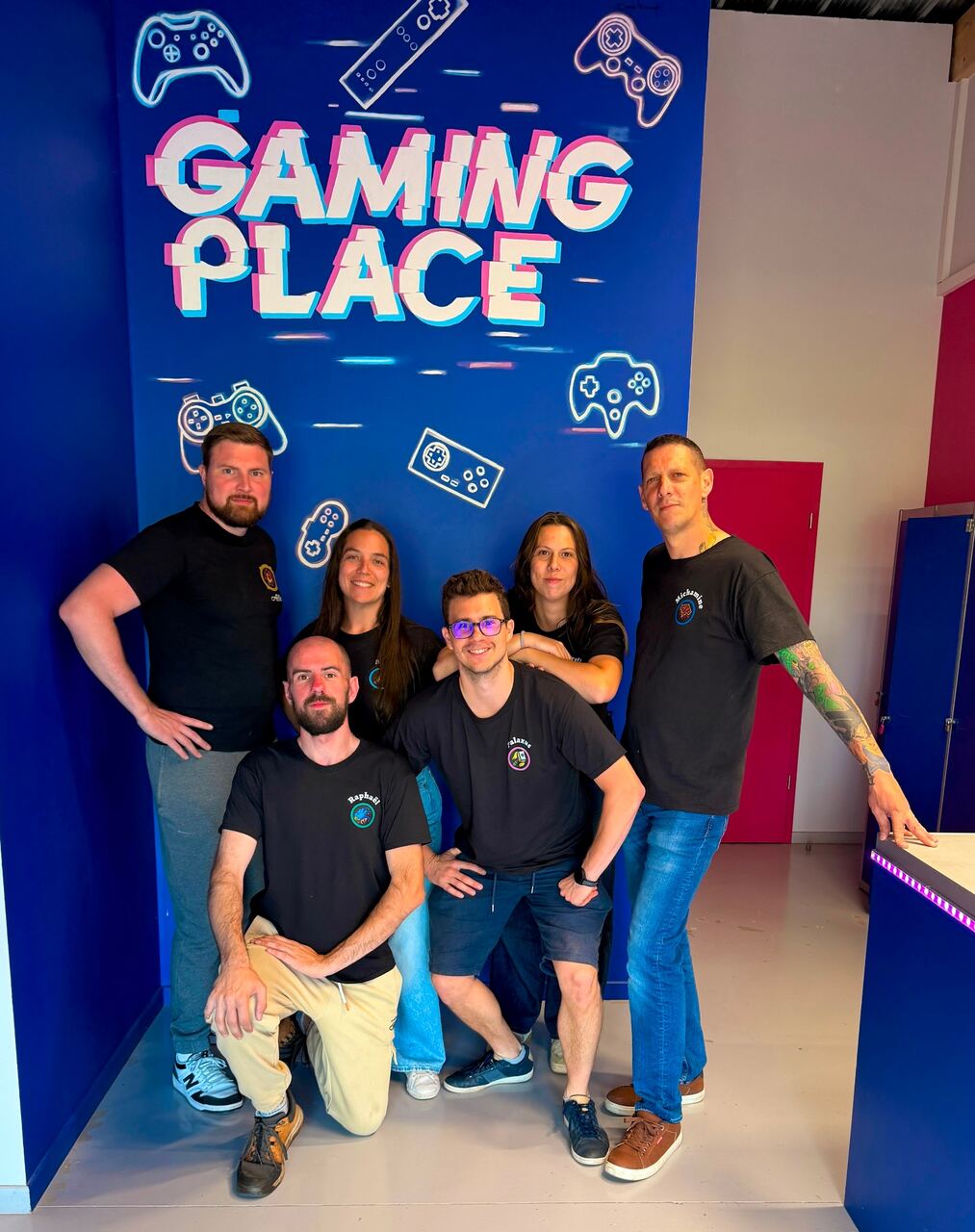 Équipe Gaming Place Sarrebourg devant la fresque néon