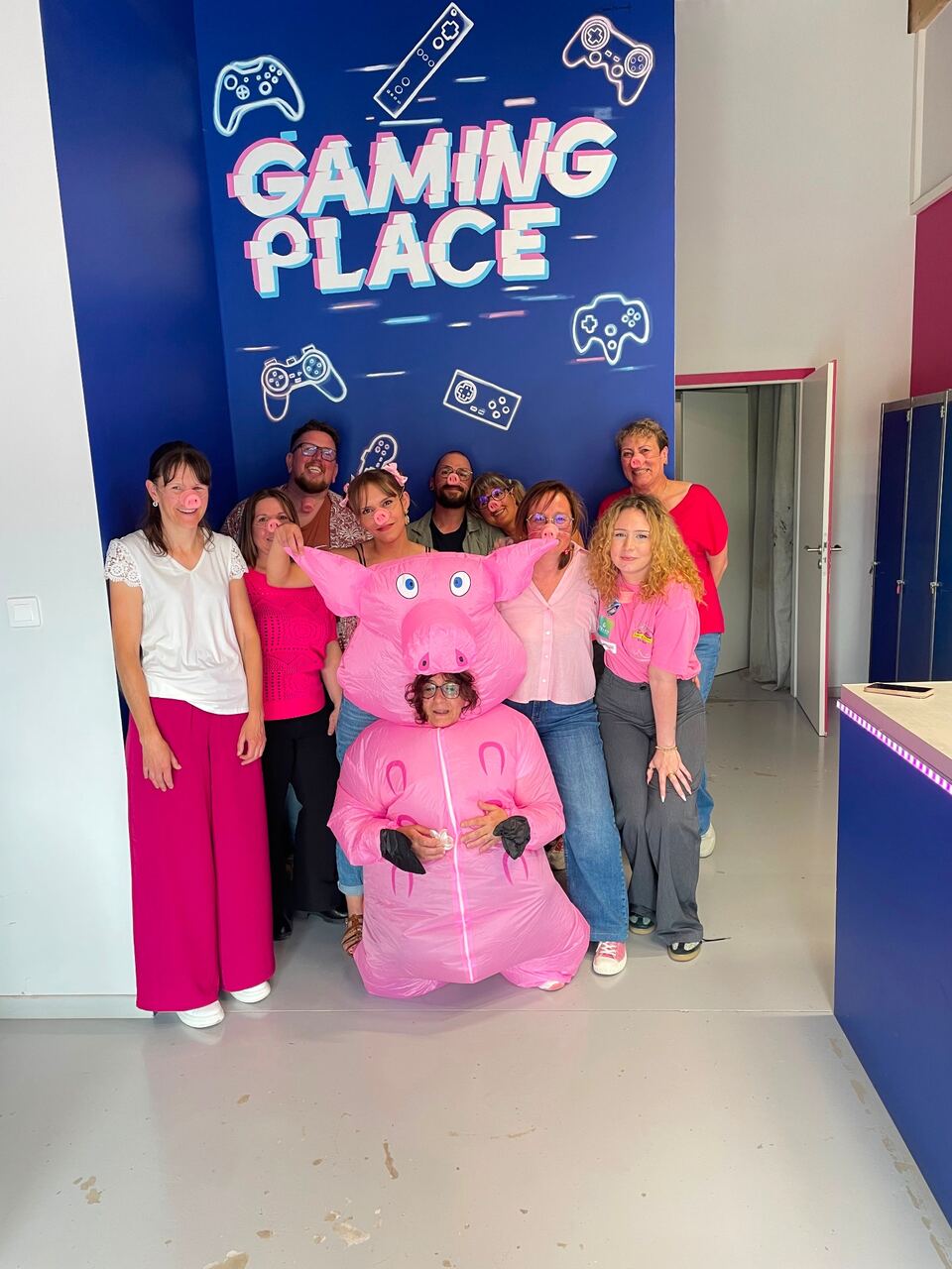Groupe en team building chez Gaming Place Sarrebourg, déguisements roses