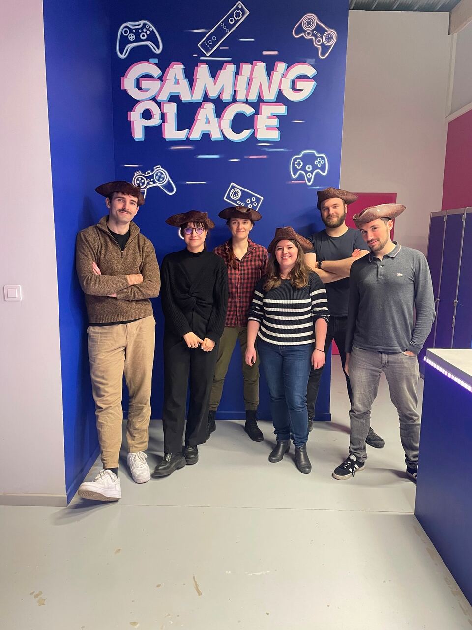 Équipe de joueurs avec chapeaux de pirate Gaming Place Sarrebourg