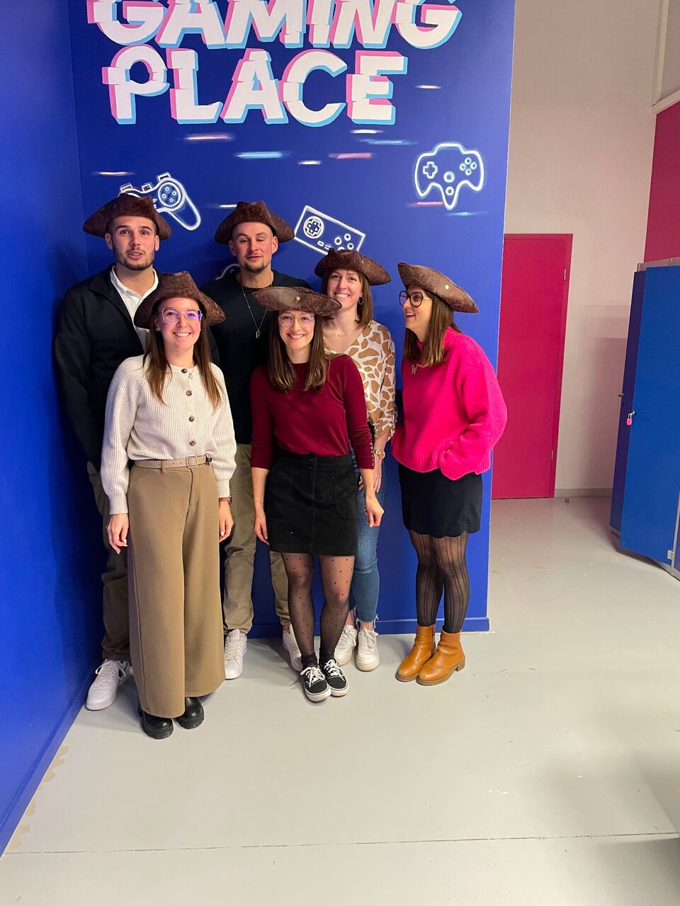 Groupe en team building avec chapeaux de pirate à Gaming Place