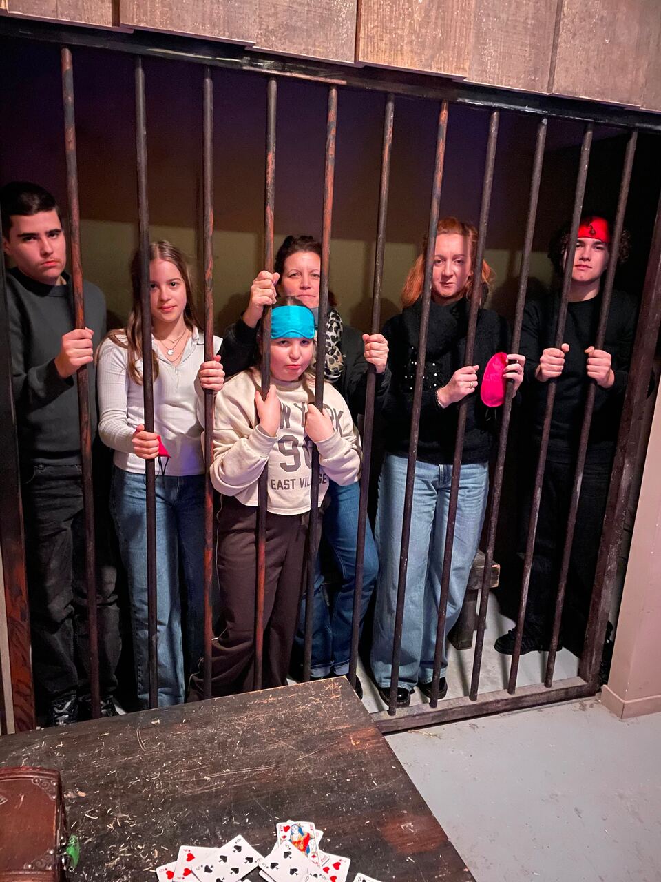 Joueurs derrière les barreaux de la salle Le Cachot Escape Game